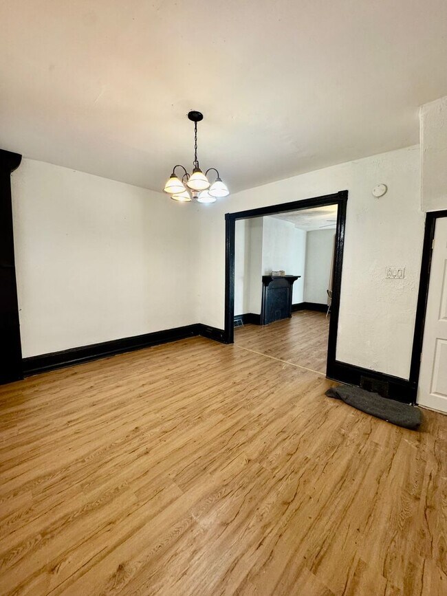 Building Photo - 3 Bedroom Home Available Now