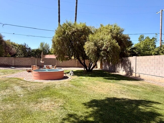 Building Photo - Updated Central Phoenix 3 bed, 2 bath with open layout, stainless steel appliances, and large irr...