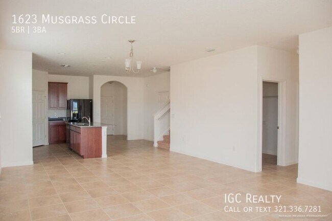 Building Photo - Stunning and spacious 5 bed, 2/5 bath in g...