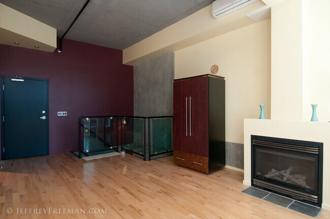 Foto del edificio - Stunning Penthouse Loft in the Mosaic Condos - Gas Fireplaces, A/C, W/D in unit!