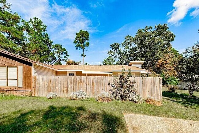 Foto del edificio - 3536 Torbay Dr