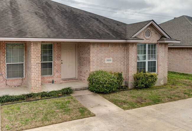 Building Photo - GREAT 3 Bedroom, 3 Bathroom Close to Every...