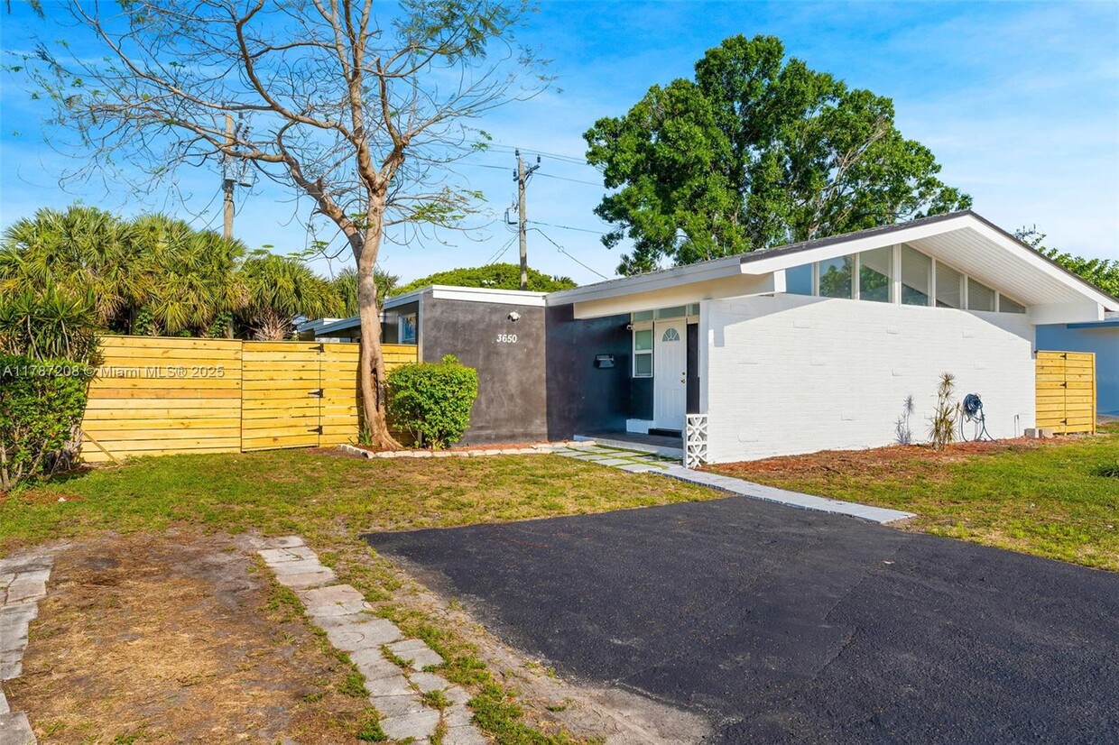 Primary Photo - 3650 NW 44th Ave