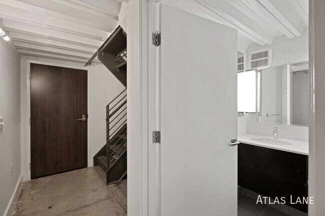 Building Photo - High End, Spacious 1 Bed/ 1 Bath in NW
