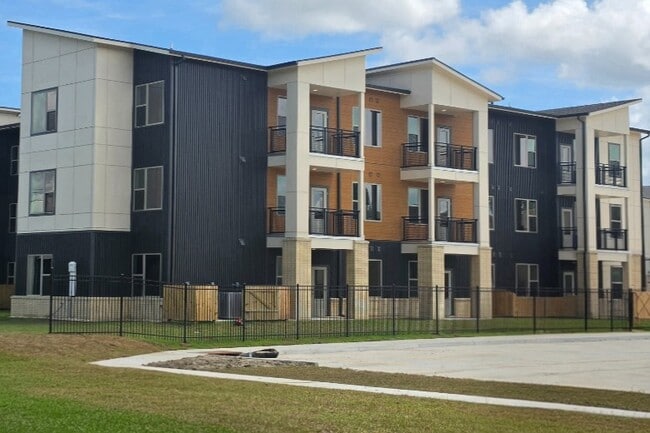 Building Photo - The Oaks By The Bayou