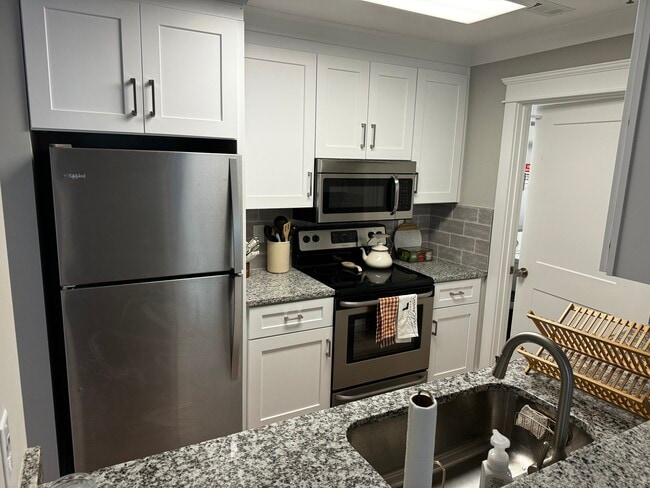 Building Photo - 2701 Selwyn Ave