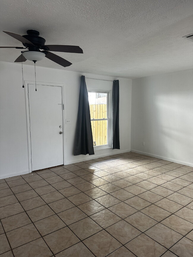 Building Photo - "Coastal Comfort Awaits: Charming 2-Bed Co...