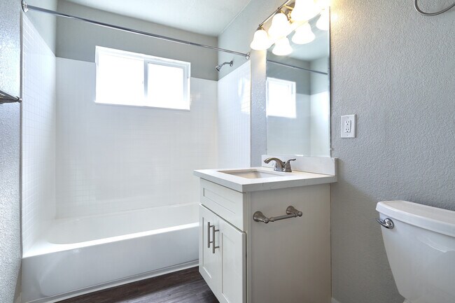 Baño 24 (1) - 24th Ave Apartments