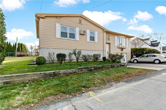Foto del edificio - ****North Providence/Fruit Hill – Single Family with In-Law Unit - $2,995****