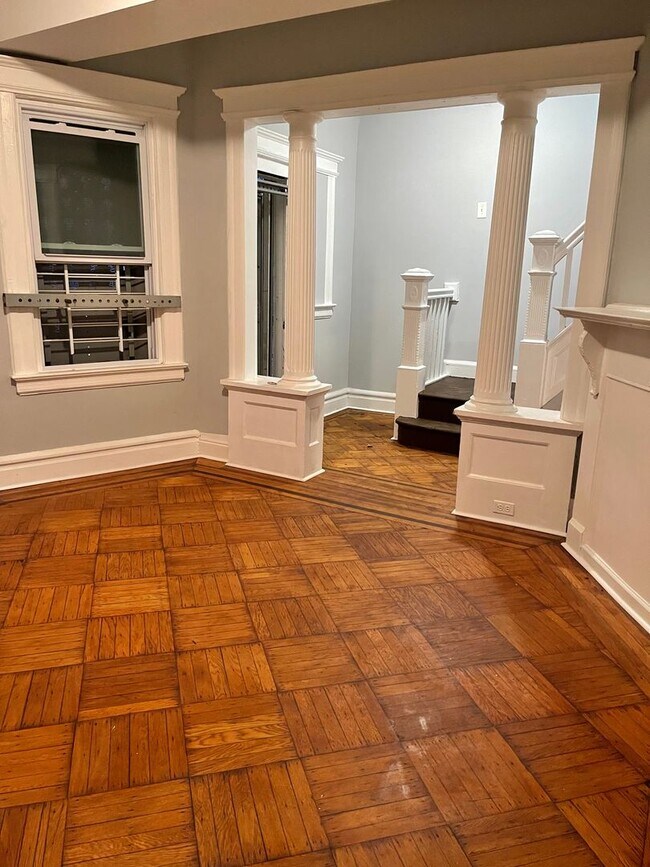 Building Photo - SPACIOUS NEWLY RENOVATED SINGLE FAMILY REN...