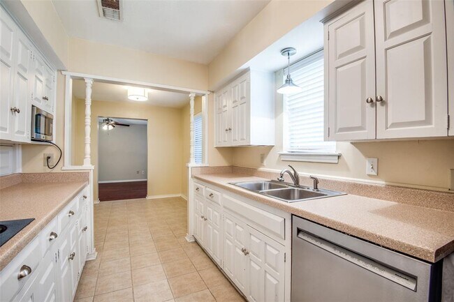 Building Photo - 715 Melrose Dr