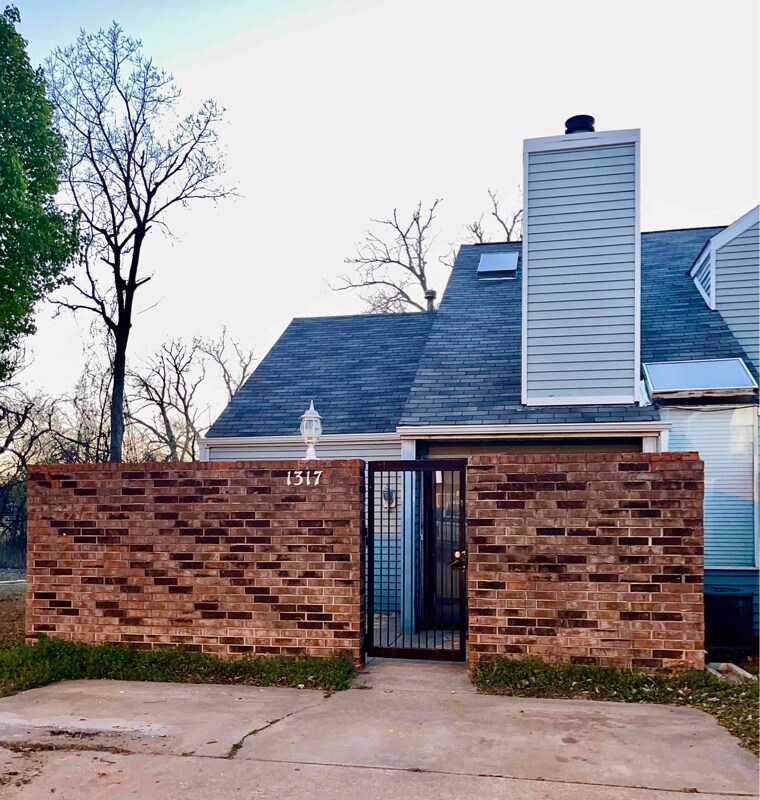 Primary Photo - 1317 Catalpa Ln