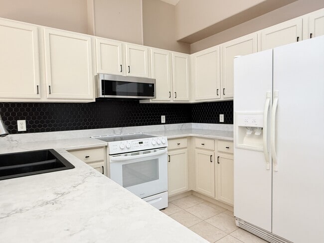 Building Photo - 847 Cousineau Rd