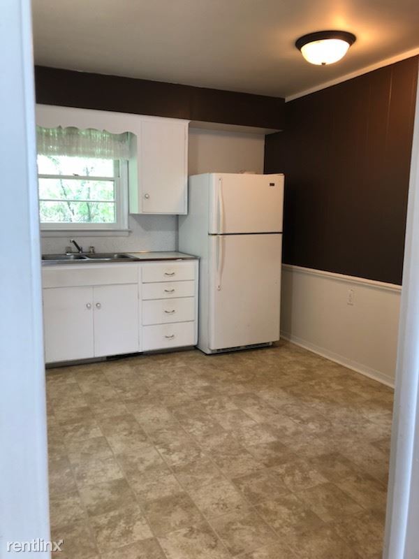 Building Photo - 2 br, 1.5 bath House - 44 Congress Court a