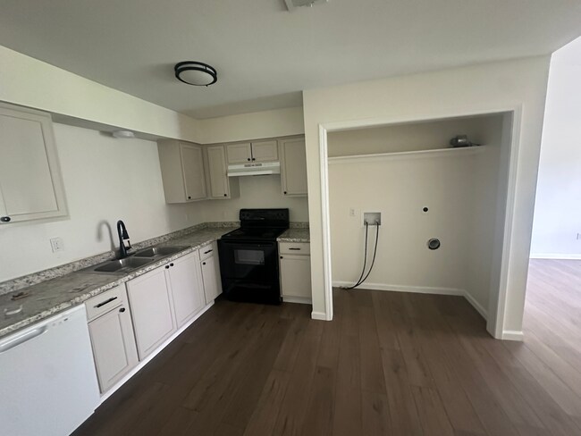 Laundry Hookup - 44166 Simpson Pl