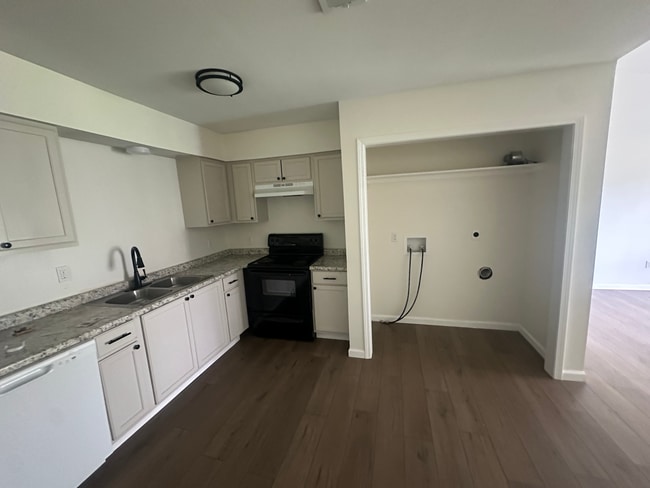 Laundry Hookup - 44166 Simpson Pl