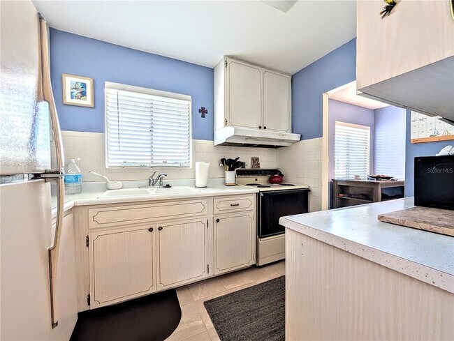 Building Photo - 1841 Sunny Dr