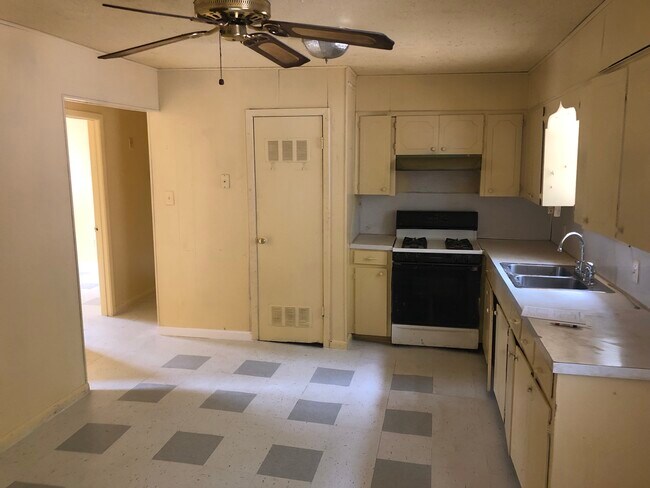 Foto del edificio - 1321 W 57th St