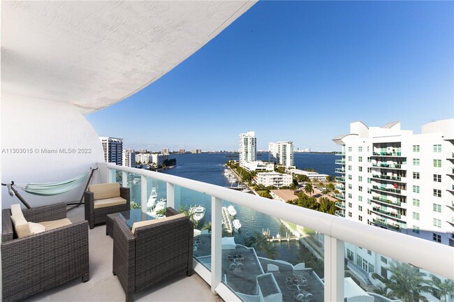 Foto del edificio - 7900 Harbor Island Dr