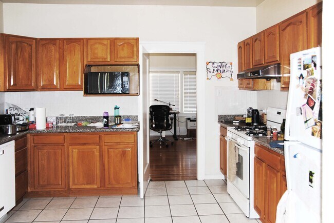 Large kitchen - 500 Boulevard Way