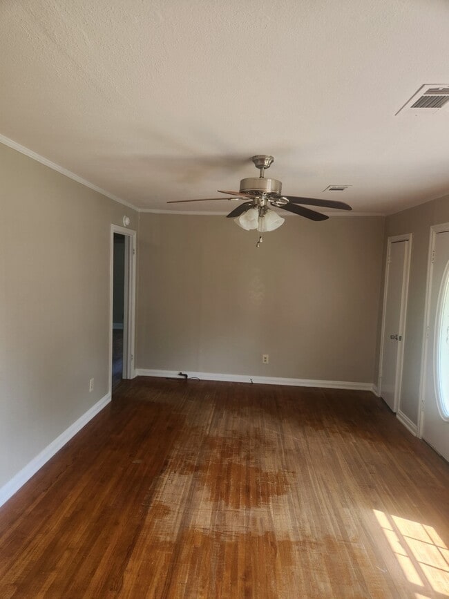 Building Photo - 709 Vassar Dr