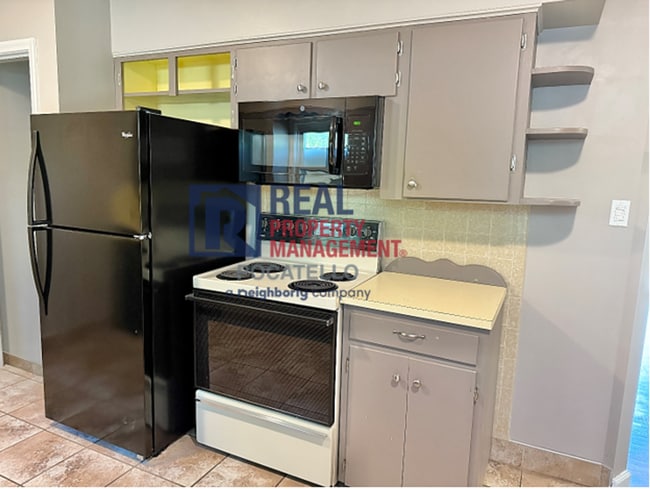Building Photo - 2 bedroom 2 bath home - dettached garage n...