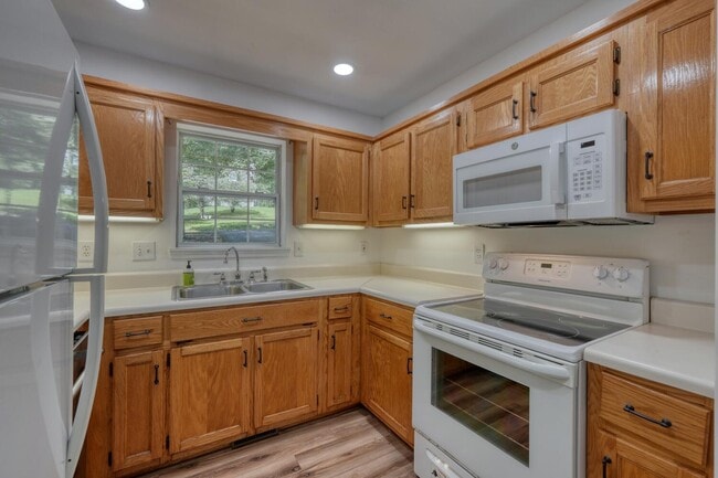 Building Photo - 2092 Wood Lake Ln