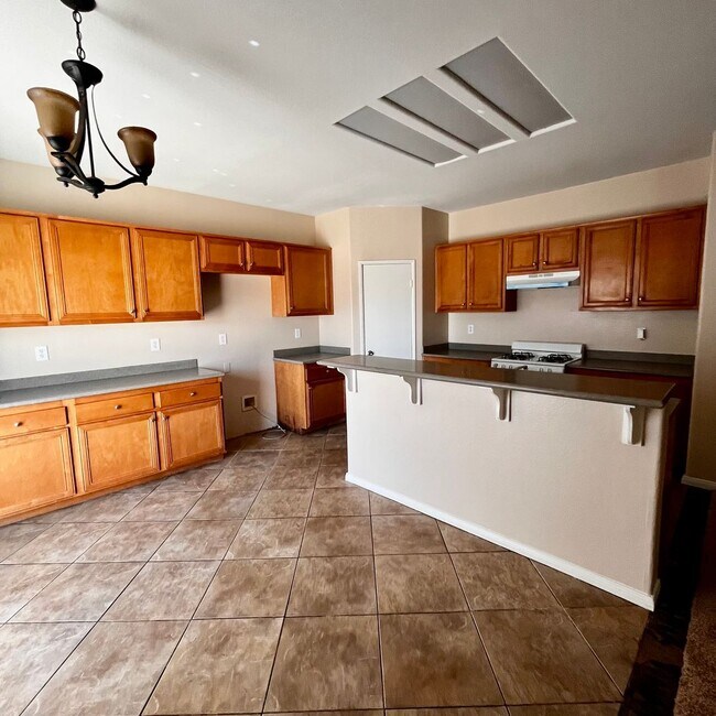 Building Photo - 5 BEDROOM VICTORVILLE HOME