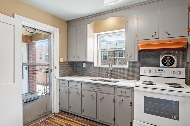Renovated kitchen - 4018 Forest Hill Ave