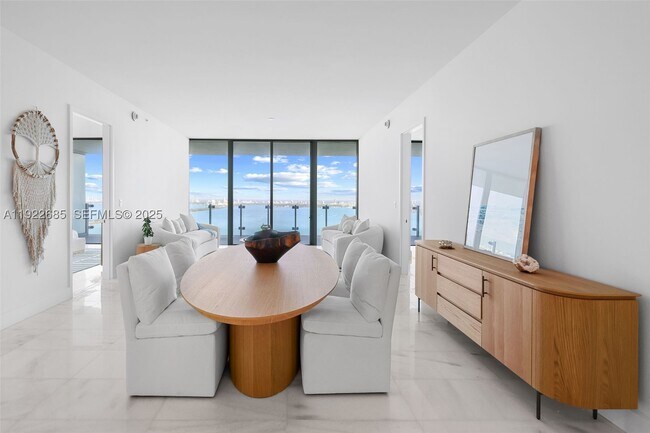 Foto del edificio - 700 NE 26th St
