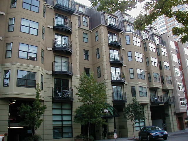 Nice condo building on quiet street - 425 Vine St