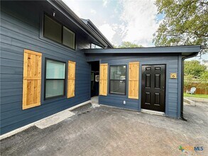 Building Photo - 2204 W San Antonio St