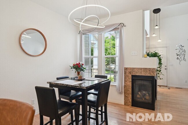 Building Photo - Charming 2BR/2.5Bath Townhome in Lowry!