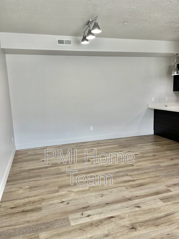 Foto del edificio - 2874 Kiesel Ave
