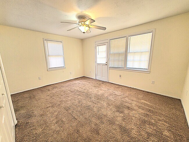 Building Photo - 1221 Holden Dr