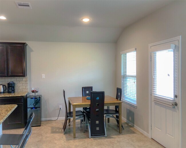 Foto del edificio - 3310 McDonough Way