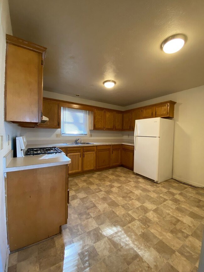 Building Photo - 3 Bedroom Duplex in Elkhart - HOUSING VOUC...