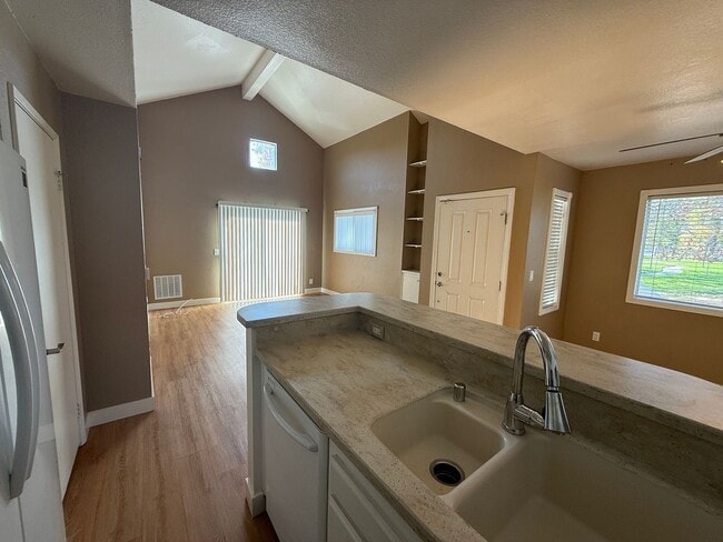 Foto del edificio - Charming 2-Bedroom Upper Unit Condo with Community Amenities in Newhall!