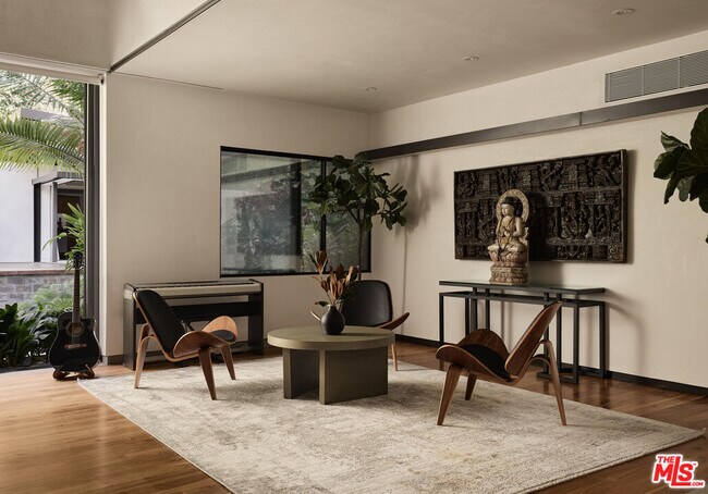 Foto del edificio - 2496 Mandeville Canyon Rd