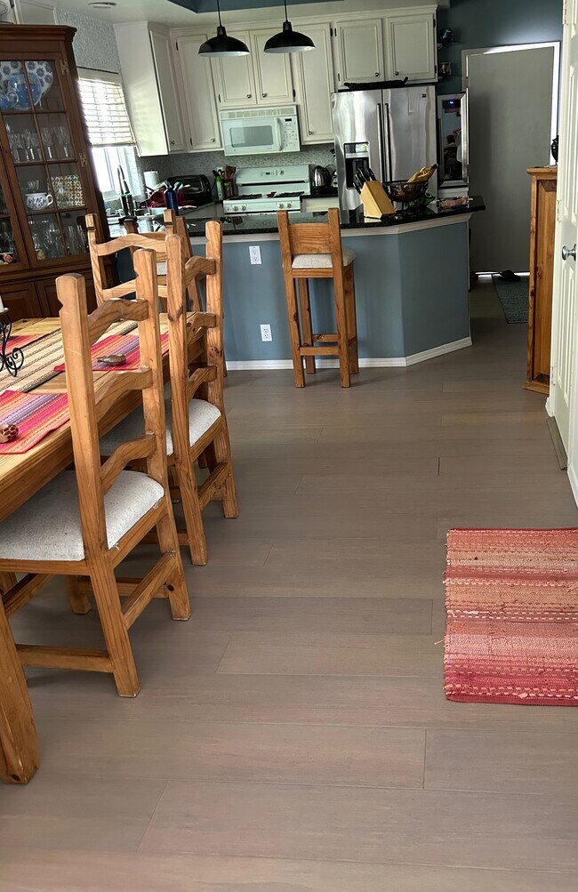 Comedor - 1207 Manzanita Way