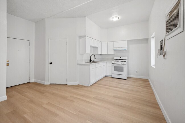 Foto del edificio - This updated and spacious 1 bedroom / 1 ba...