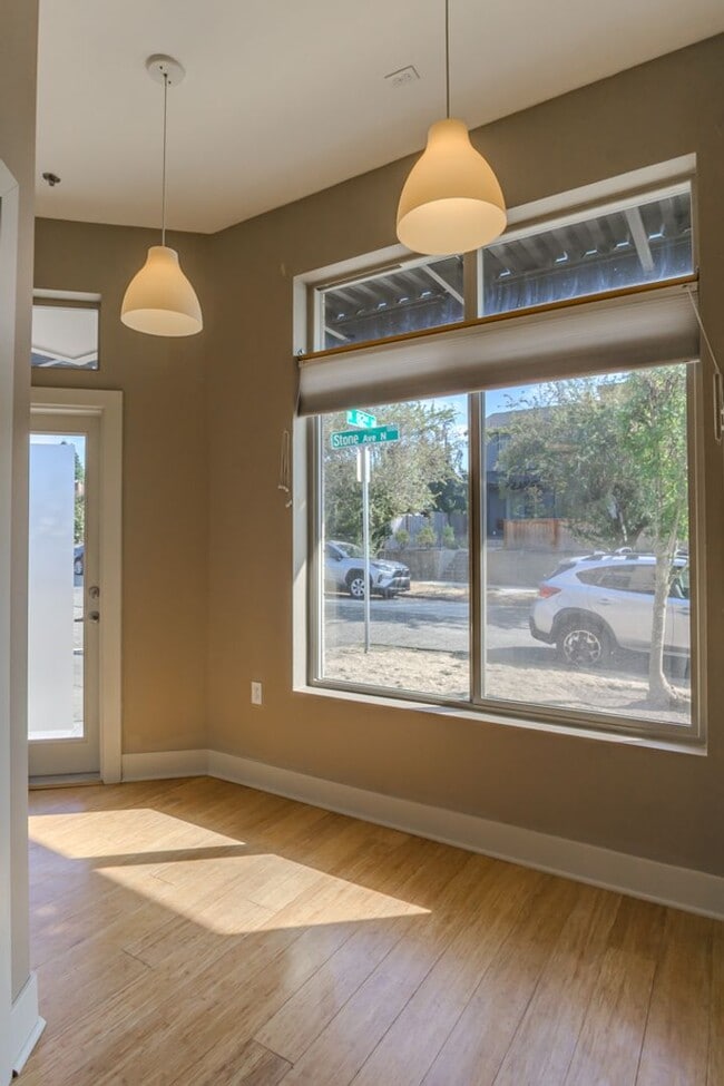 Building Photo - 3Bd/2.5Ba Seattle Townhouse