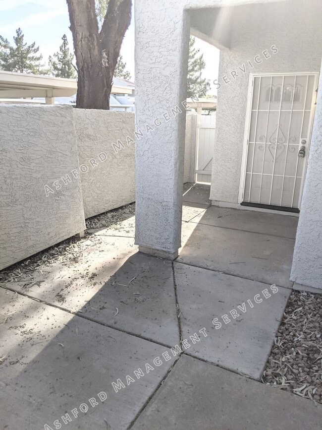 Building Photo - COMING SOON! 3 BEDROOM 3 BATH END UNIT TOW...