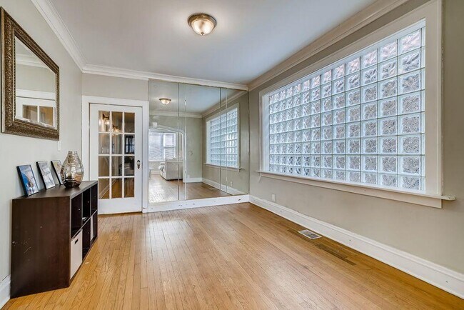 Foto del edificio - 7933 S South Shore Dr