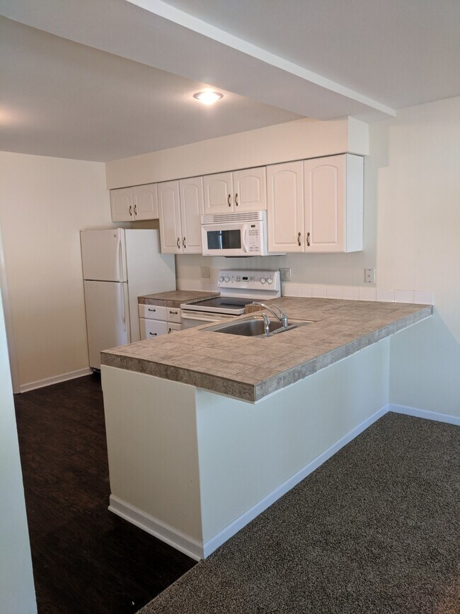 Kitchen with dishwasher - 2620 Melrose Ave