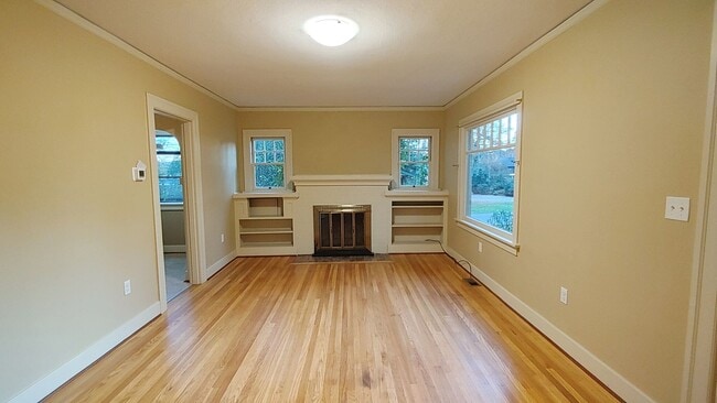 Building Photo - Darling 2 Bedroom Cottage  Located in the ...