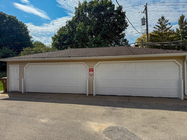 Building Photo - 426 Rushmore Ln