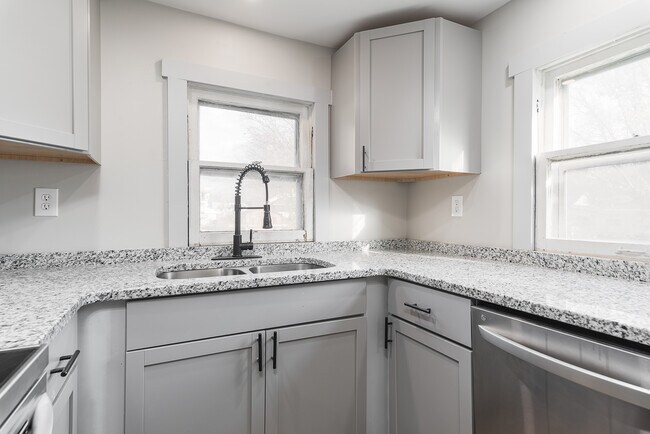 Building Photo - 1209 Lillian Ave