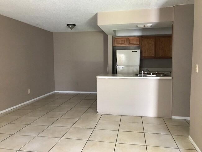 Building Photo - 2 Bedroom, 1 Bath Quadraplex Unit For Rent...