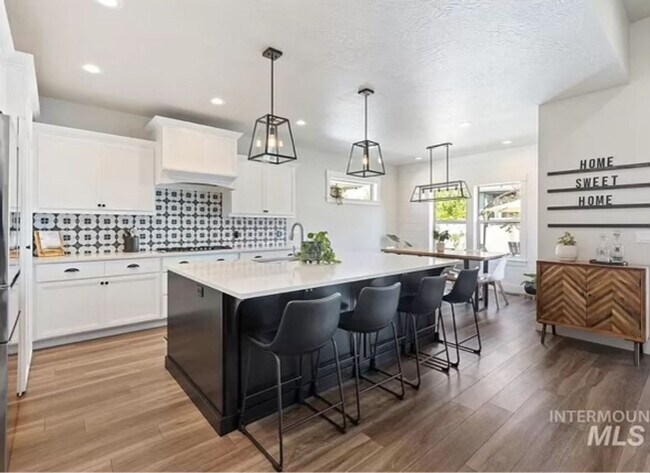 Building Photo - Pet-Friendly Oasis with Gourmet Kitchen and Outdoor Entertainment